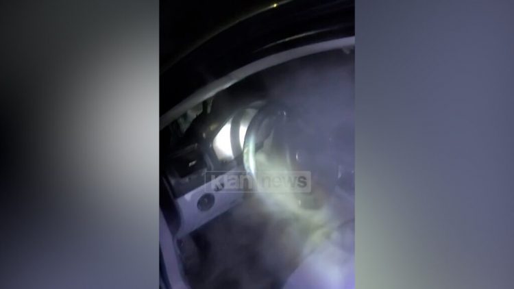 Video: Digjen dy makina në Vlorë, dyshohet se…