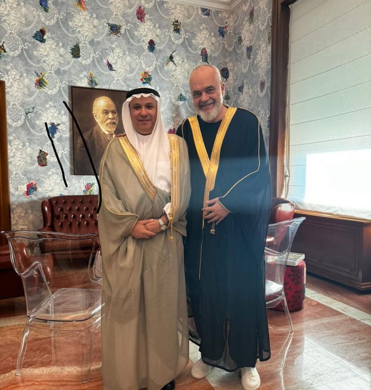 Rama i veshur me tunikën arabe, pret në zyrë ambasadorin e Mbretërisë së Arabisë Saudite në Tiranë