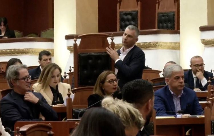 “Mos u ngopshi dhe ju zënçin fytin”, deputeti i PD: Na faturuat 2 mln lekë për karriget dhe i gjeta prapë të vjetra. Dhe këto i vodhët?!