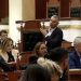 “Mos u ngopshi dhe ju zënçin fytin”, deputeti i PD: Na faturuat 2 mln lekë për karriget dhe i gjeta prapë të vjetra. Dhe këto i vodhët?!