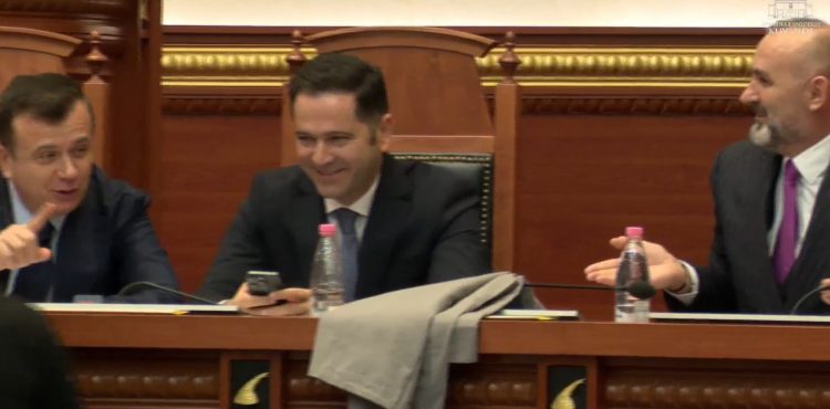 Dashnor Sula i jep “xhaketën e të burgosurit” ministrit Manja:Në të gjithë botën të dënuarit mbajnë uniformë, këtu në Shqipëri vishen me rroba shtëpie