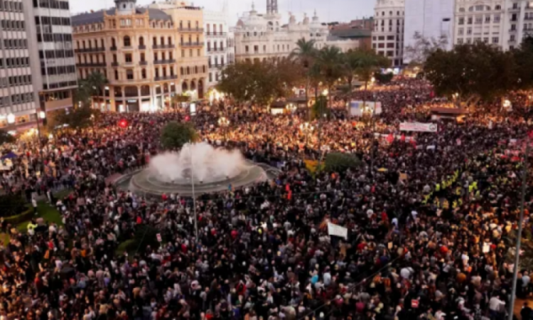 Mijëra njerëz dalin në rrugë në Valencia, protestë pas përmbytjeve tragjike