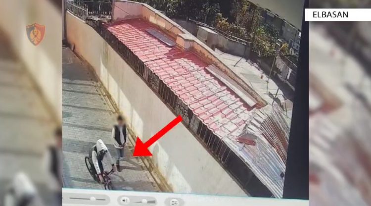 Vidhnin biçikleta në qytet, arrestohen 2 persona në Elbasan