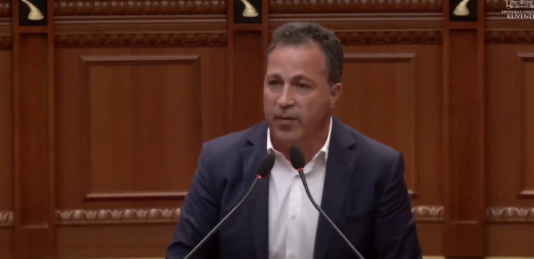 “E mbajtët me debate boshe!” Peleshi për opozitën: Vratë Komisionin Hetimor gjatë natës, për ta qarë ditën në Kuvend