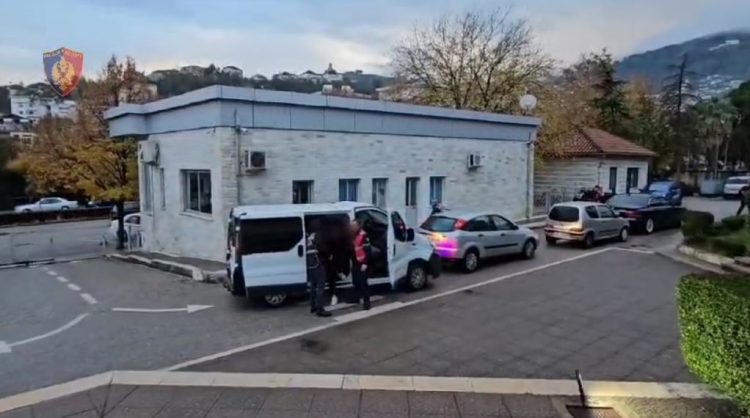 Po shisnin kanabis me thasë, 4 të arrestuar në Tepelenë