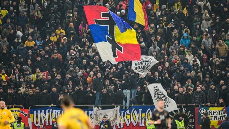 “Serbia, Serbia”/ Kombëtarja rumune pas ndërprerjes së ndeshjes me Kosovën: Falënderojmë tifozët për mbështetjen dhe sjelljen e tyre