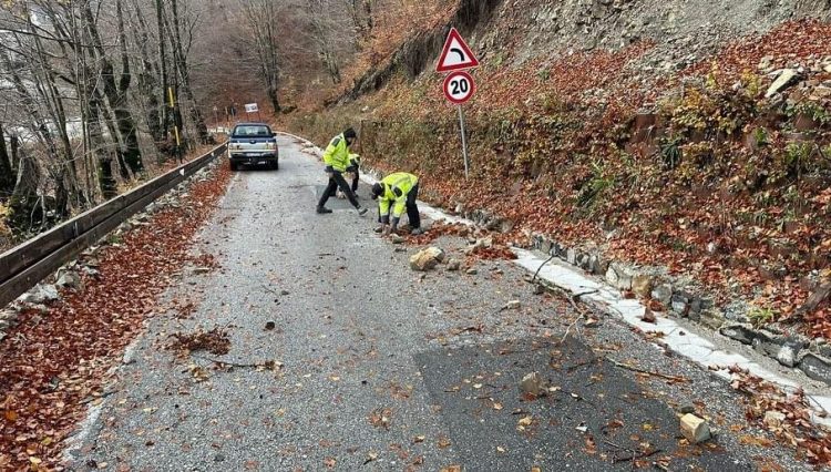 “Dëborë dhe erë e fortë në zonat veriore”/ARRSH apel për kujdes: Kanë rënë gurë dhe inerte në disa akse