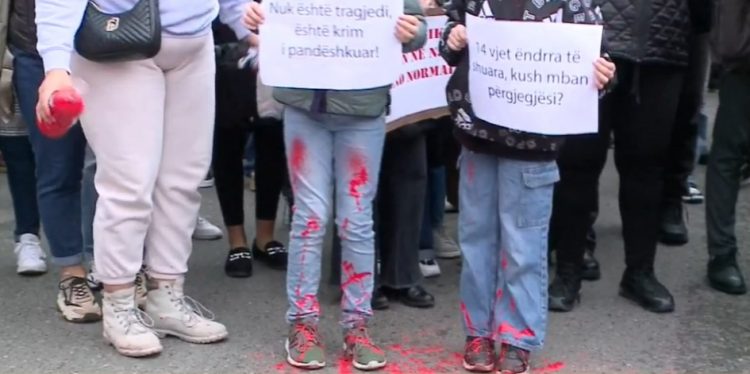 Protesta për vrasjen e 14-vjeçarit, hidhet bojë e kuqe para Ministrisë së Arsimit