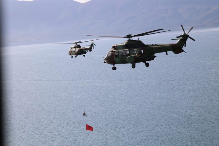 Dita e Pavarësisë/ Helikopterët e FA-së dhurojnë spektakël në qiell, valëvisin flamurin kuqezi në Gjirin e Vlorës