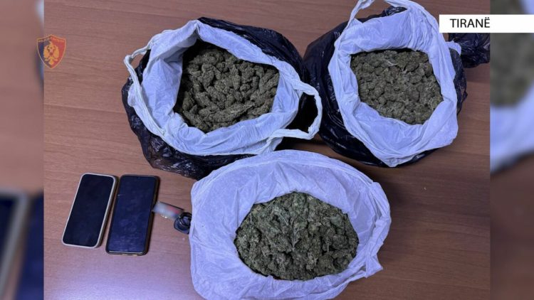Iu gjetën mbi 3 kg drogë në makinë, arrestohen dy persona në Tiranë