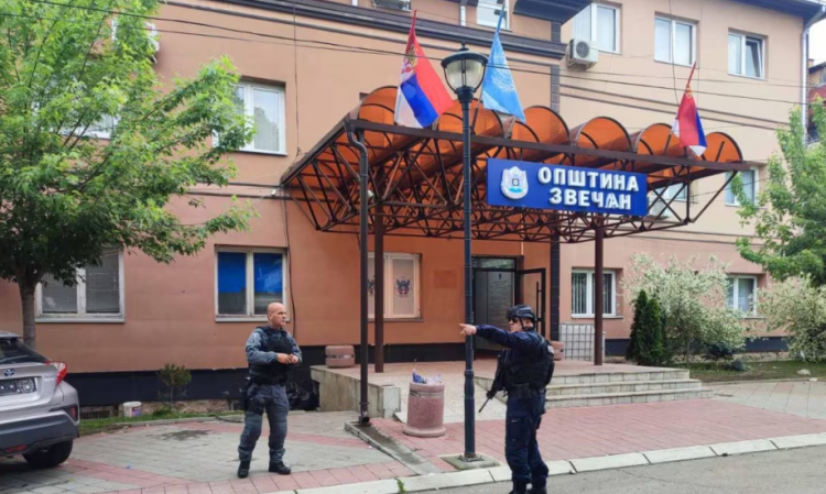 Zyrtarët e Kosovës dënojnë sulmin ndaj Komunës së Zveçanit si akt kriminal