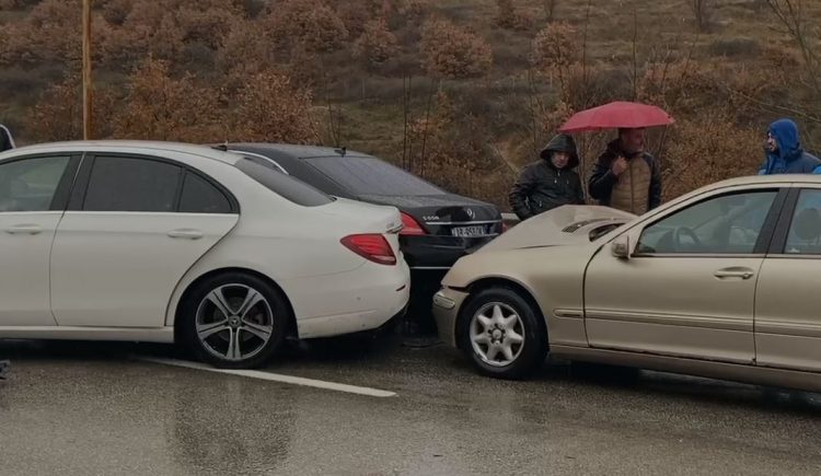 Aksident në aksin Pogradec-Korçë, përplasen tre makina