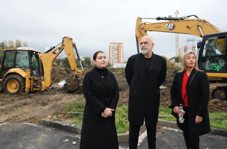 Nis ndërtimi i Kampusit të Kolegjit të Europës në Tiranë, Rama dhe Manastirliu inspektojnë punimet nga afër