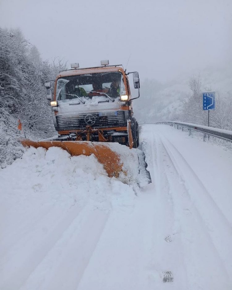 Reshjet e shiut dhe të dëborës përfshijnë vendin, ARRSH: Qarkullim pa probleme i mjeteve