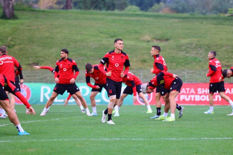 Përgatitjet për Çekinë, Kombëtarja stërvitet me grup të plotë