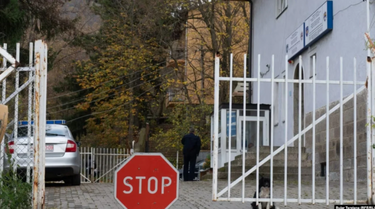 Sulmohet me granata stacioni policor në Zveçan, shkaktohen dëme materiale, reagon policia e Kosovës 
