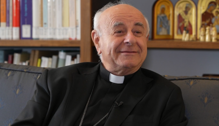 “Ushtarët me kallashnikov kërkonin pasaportat”, Monsignor Paglia rrëfen momentin kur mbërriti në Shqipëri