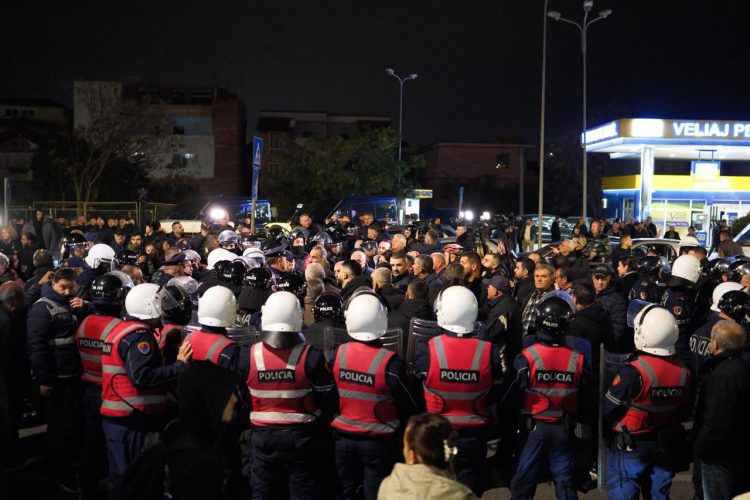 Emri/ U arrestuan gjatë Mosbindjes Civile së opozitës, Gjykata e Tiranës liron protestuesin 
