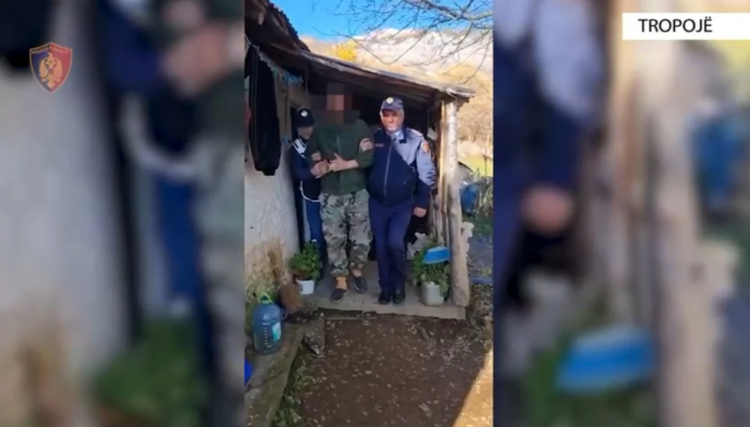 Me veshje ushtarake, i rrethuar nga policë/ Momenti i arrestimit të vrasësi 33-vjeçar në Tropojë 