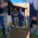 Me veshje ushtarake, i rrethuar nga policë/ Momenti i arrestimit të vrasësi 33-vjeçar në Tropojë