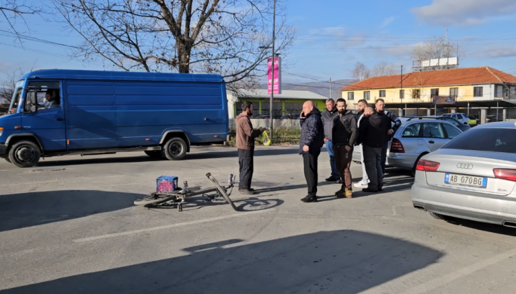 Aksident në hyrje të Korçës, automjeti përplas drejtuesin e biçikletës 