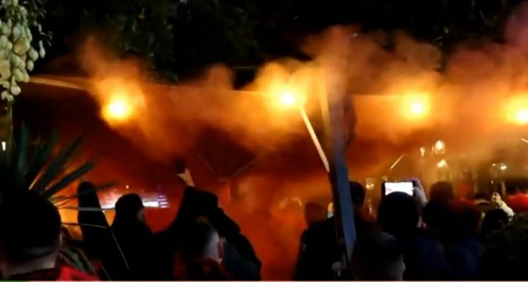Video/ Tifozët e Shqipërisë nisin festën me këngë patriotike para ndeshjes me Çekinë 