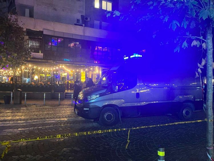 Pamje të rënda nga vrasja e dyfishtë në Kosovë, një nga viktimat shihet pa jetë në karrige brenda lokalit