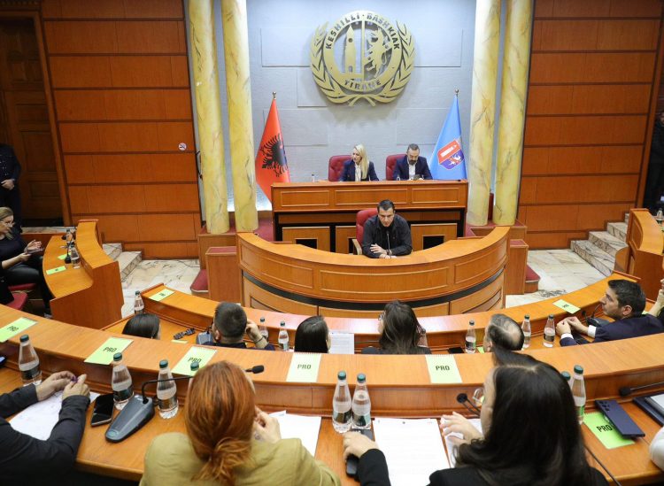 Veliaj: Nga 1 janari pensionistët do të udhëtojnë falas me autobus, vendimi u miratua me votat e socialistëve në Këshillin Bashkiak 