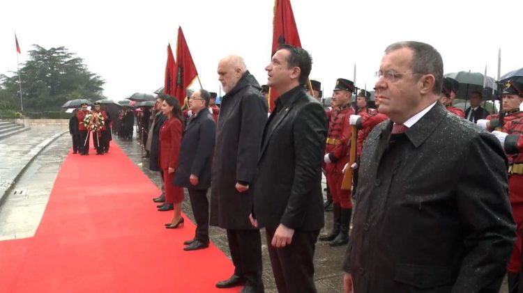 80-vjetori i Çlirimit/ Rama, Veliaj, Begaj e Spiropali homazhe në Varrezat e Dëshmorëve. Kryebashkiaku: Lavdi dëshmorëve