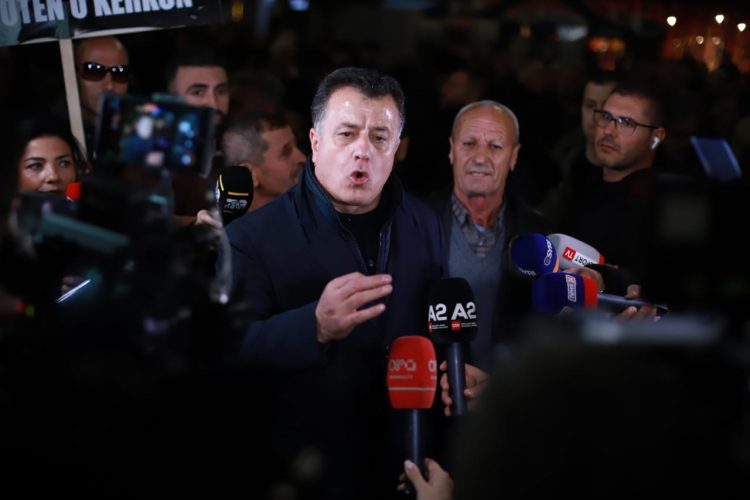 Përplasjet midis protestuesve dhe efektivëve të policisë, Noka: Këta janë bandë!