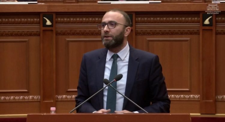 “Bonusin e fundvitit nuk e ka vjetor”, Bardhi-Ramës: Prit thonjtë, lahu dhe pastaj bëj kryeministrin e Shqipërisë 