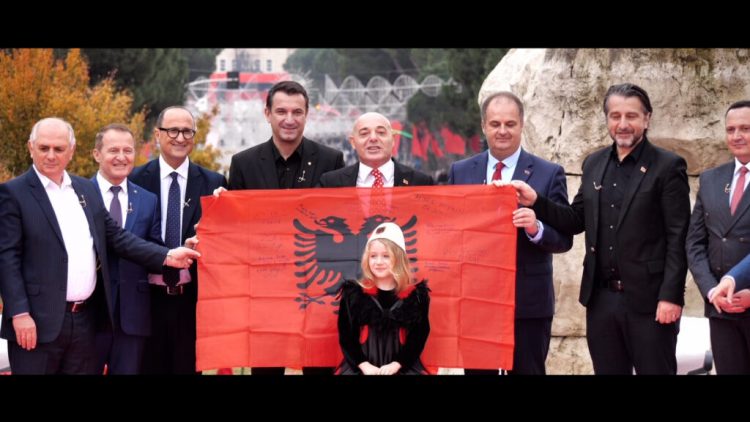 Firmat e kryebashkiakëve shqiptarë në 1 flamur, gjesti i veçantë në “Opinion”