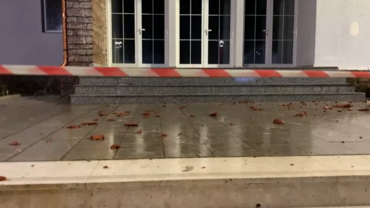 Stuhia shkakton dëme edhe në Bulqizë! Bien tjegullat e çatisë së Pallatit të Kulturës, rrezikohen kalimtarët