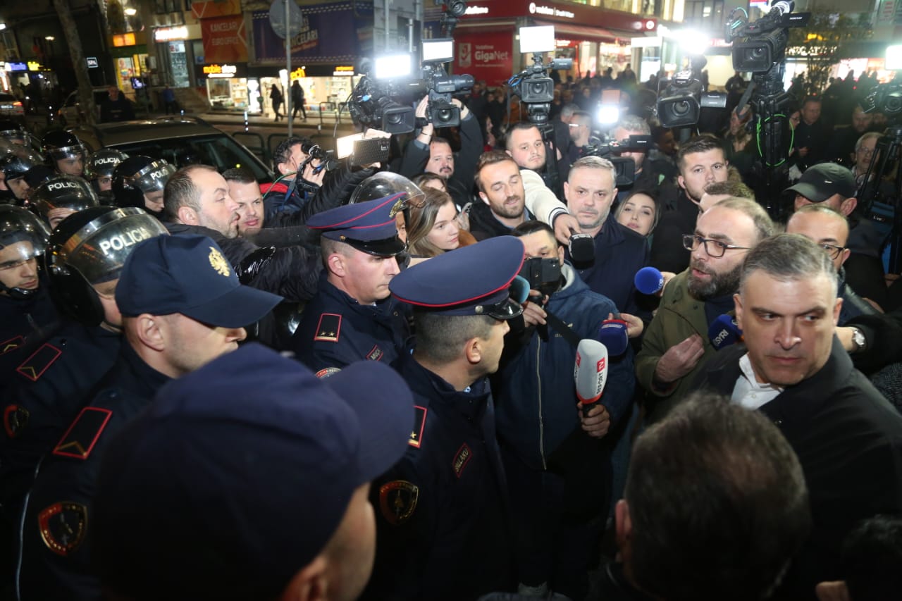 Tensionet dhe përplasjet në protestë, Bardhi: Kanë marrë urdhër që të dhunojnë deputetët e opozitës