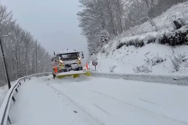 Moti i keq, Policia Rrugore apel shoferëve: Bëni kujdes, ulni shpejtësinë