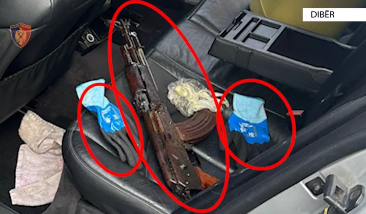 Parandalohet ngjarja kriminale në Dibër/ Qarkullonte me armë zjarri, doreza dhe benzinë në automjet, arrestohet 20-vjeçari