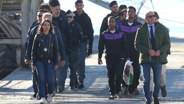 Shëngjin,  emigrantët zbresin nga anija “Libra