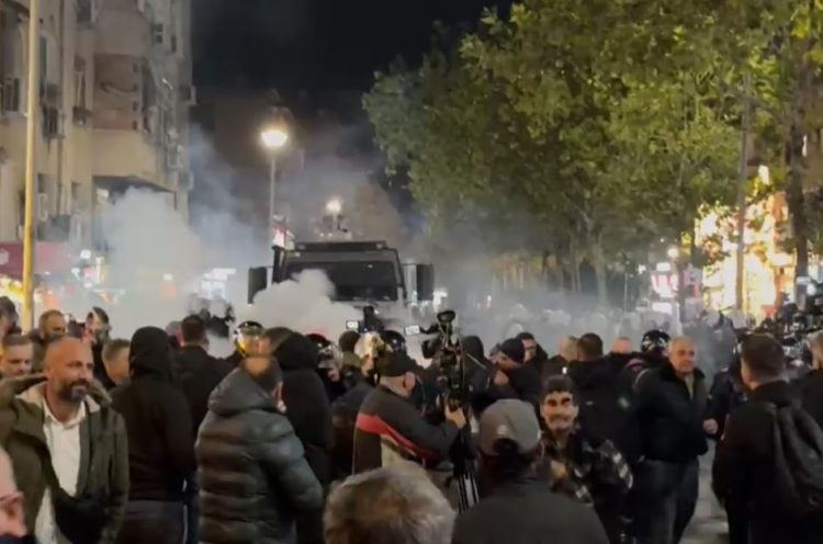 Policia hedh gaz lotsjellës dhe ujë drejt protestuesve tek sheshi “Willson”