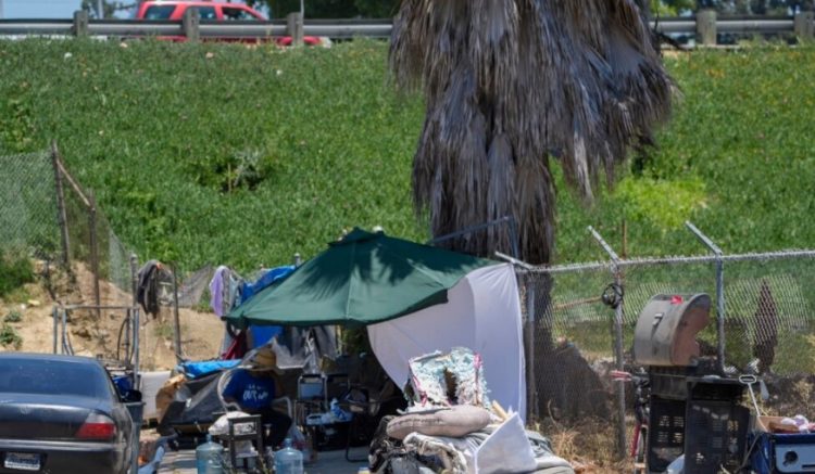 Pas vendimit të Gjykatës së Lartë, Kalifornia detyron të pastrehët të largohen nga rrugët