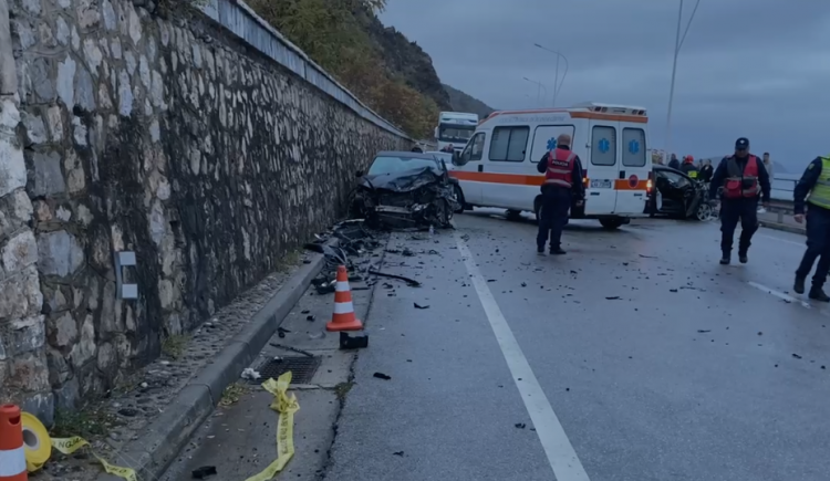 Aksident në rrugën Korçë-Pogradec/ Përplasen dy makina, plagosen dy shoferët dhe pasagjeri