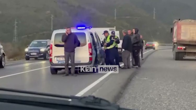 Aksident i rëndë te “Ura me Harqe” në Rrugën e Kombit, makinat përplasen “kokë më kokë”