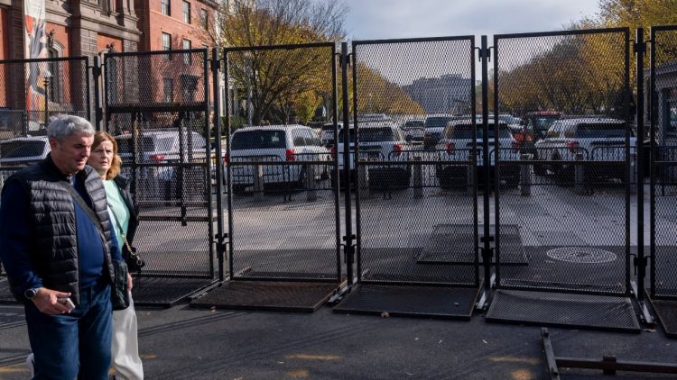 Uashingtoni përgatitet për trazira, ngrihen gardhe hekuri rreth Shtëpisë së Bardhë dhe banesës së Harris