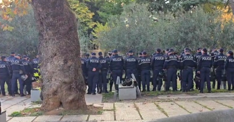 Opozita proteston para Kuvendit, forcat e policisë pozicionohen rreth Parlamentit
