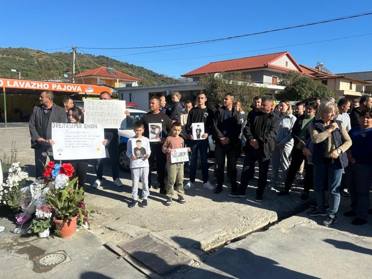 8-vjeçari u përplas për vdekje nga makina, banorët e Pajovës dalin në protestë Të merren masa për…