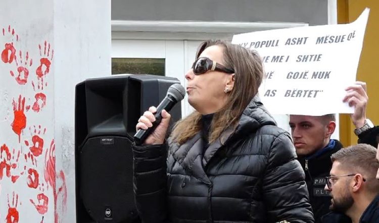 “Hapim burgje, por jo teatro e kinema”, protestuesja: Po na vdesin fëmijët…