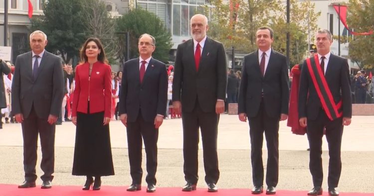 Ceremonia e ngritjes së flamurit në Vlorë, kryeministri Rama krah Albin Kurti dhe presidentit Bajram Begaj 