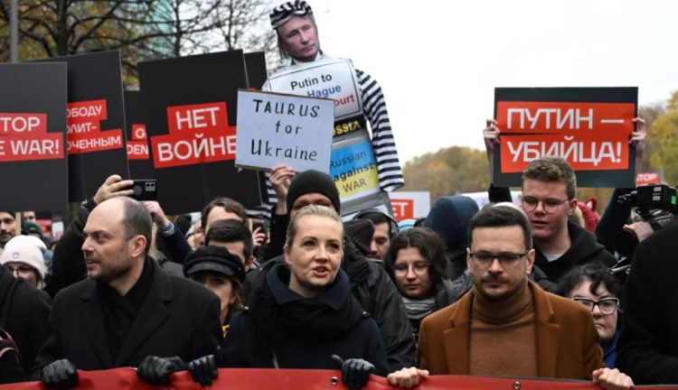 Kundërshtarët e Putinit protestojnë në Berlin kundër luftës në Ukrainë
