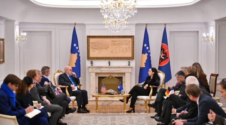 Shpërthimet në veri, presidentja Osmani takon ambasadorët e QUINT-it dhe komandantin e KFOR-it 