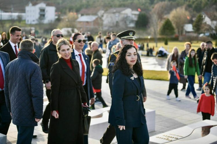 Osmani homazhe në Prekaz: Betohemi para varreve të Jasharëve se do mbrojmë çdo cep të Kosovës
