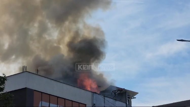 Përfshihet nga flakët një magazinë në Shkodër 
